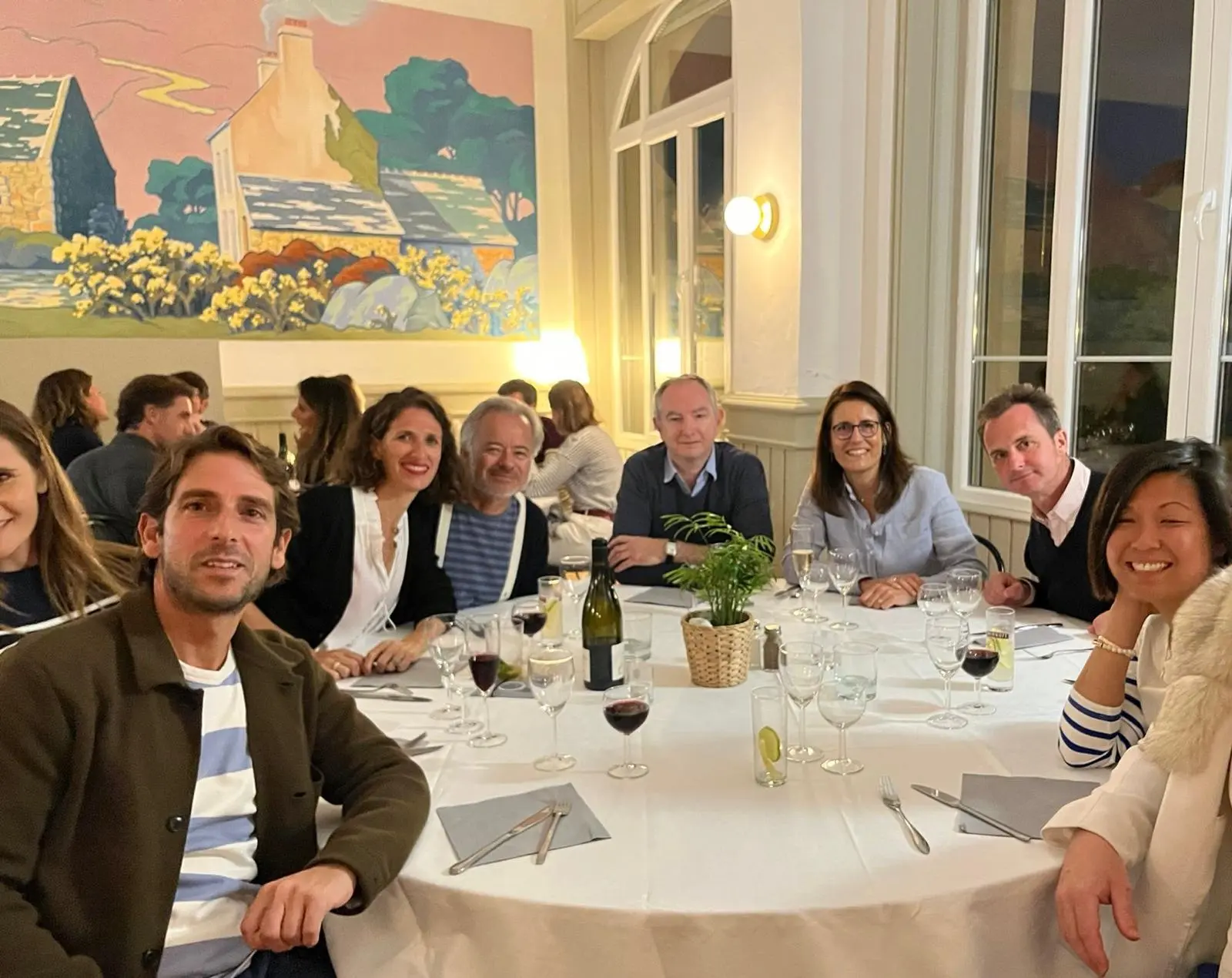 Groupe de participants lors d'un dîner culturel organisé par Ma Visite Privée à Paris