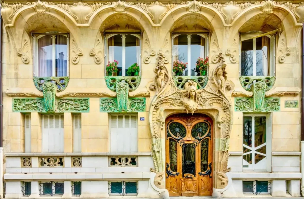 Façade Art Nouveau de l'immeuble Lavirotte au 29 avenue Rapp à Paris lors d'une visite privée