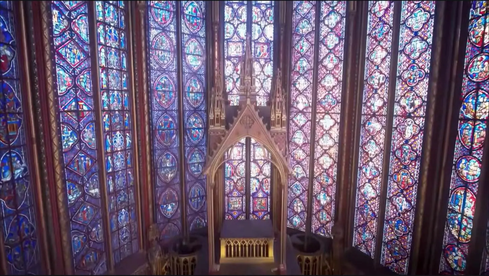 Vitraux gothiques de la Sainte-Chapelle à Paris lors d'une visite privée