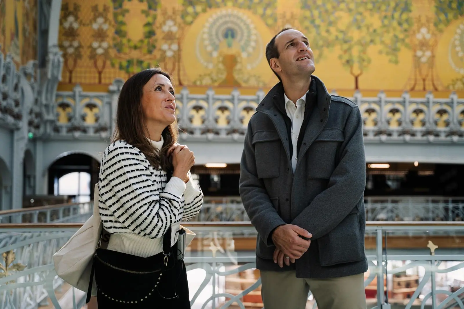 Couple en visite privée découvrant l'architecture Art Nouveau d'un monument parisien avec Ma Visite Privée